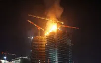 Cháy tòa nhà chọc trời ở Ba Lan