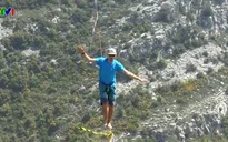 Mạo hiểm màn đi dây trên không qua dãy núi Alps