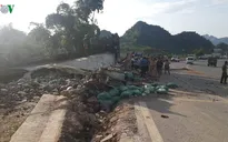 Sơn La: Lật xe đầu kéo, 3 người bị thương nặng