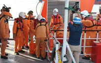 Đưa thi thể thuyền viên Nghệ An gặp nạn trên biển về đất liền