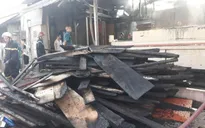 Cháy cơ sở kinh doanh gỗ lúc rạng sáng