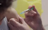 Anh tiêm vaccine HPV ngừa ung thư cho bé trai