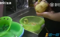 Rùng mình quán trà sữa tại Trung Quốc chế biến đồ uống từ trái cây thối