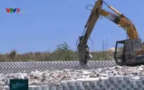 Huy động phương tiện tháo dỡ bức tường thuộc dự án Đồi Xanh Nha Trang