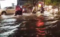 Hải Phòng: Mưa lớn, nhiều tuyến đường ngập sâu trong nước