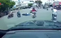 Người phụ nữ ngang nhiên vượt đèn đỏ gây tai nạn rồi lạnh lùng bỏ đi