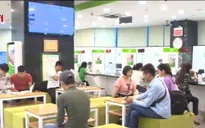 Nhiều khách hàng thanh toán hóa đơn qua ngân hàng
