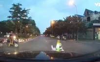 Bé trai 4 tuổi đi xe đạp đồ chơi băng qua đường suýt xảy ra TNGT