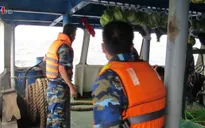 Nỗ lực gỡ lưới, tiếp cận tàu để tìm 9 ngư dân mất tích trên biển Hải Phòng