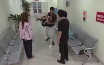 Về nhà đi con - Tập 64: Vũ bế Nhã vào viện trước mặt bố mẹ và Thư