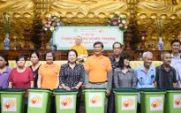 TP.HCM tặng hàng ngàn thùng đựng rác cho người dân