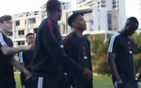 Pogba và Lingard tranh cãi nảy lửa khi đi du đấu