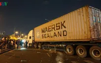 Xe container tông vào 4 người đi xe máy, bé trai 4 tuổi tử vong