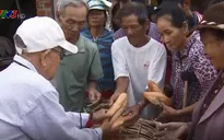Cảm động câu chuyện làm từ thiện của ông lão bán rong
