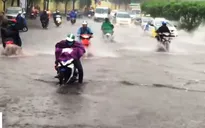 TP.HCM: Mưa lớn chiều 14/7, nước ngập mênh mông