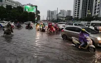 Hà Nội ùn tắc giao thông sau mưa lớn
