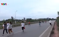 Bất chấp nguy hiểm, nhiều người vẫn đi bộ băng qua cao tốc Hà Nội - Bắc Giang