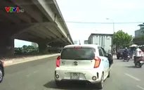 Nhập làn thiếu quan sát, ô tô con đâm vào đuôi xe tải
