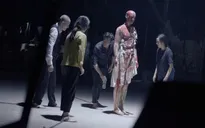 Mê cung - Tập 25: Ai trong 5 người bị xích chân sẽ giành lấy chai nước của Đông Hòa?