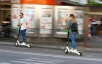 Người đi xe e-scooter có thể phải kiểm tra nồng độ cồn