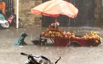 TP.HCM: Mưa lớn gây ngập nhiều tuyến đường