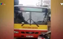 Xe bus lấn làn gây ùn tắc giao thông