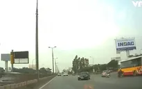 Ô tô con ngang nhiên đi ngược chiều trên đường Bắc Thăng Long - Nội Bài