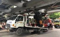 Xe cứu hộ mắc kẹt dưới gầm cầu Long Biên