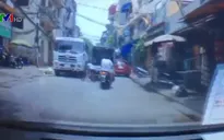 Thót tim trước cảnh trẻ nhỏ đạp xe lao thẳng vào xe bồn