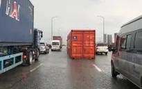 Thùng container bị lật, đè lên xe tải trên cầu Đồng Nai