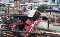 Cần cẩu sập đổ vào nhà dân tại TP.HCM