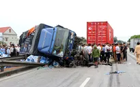 Tạm giữ tài xế xe tải lật ngang đè chết 5 người trên quốc lộ