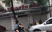Xe máy đi ngược chiều, bắt ô tô đi đúng chiều phải lùi lại nhường đường
