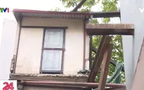 Dãy nhà "chống nạng" chờ sập giữa thủ đô