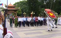 Chủ tịch Quốc hội dâng hương, tưởng niệm các anh hùng liệt sỹ ở TP.HCM