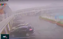 Lốc xoáy cuốn phăng mái khách sạn