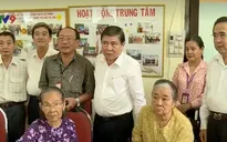 Lãnh đạo TP.HCM thăm, tặng quà gia đình chính sách tiêu biểu