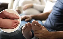 Phù chân khi mang thai có nguy hiểm không?