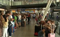 Hàng nghìn hành khách bị mắc kẹt tại sân bay ở Amsterdam