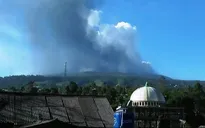 Núi lửa ở thành phố lớn thứ ba Indonesia thức giấc