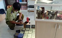Tây Ninh: Tạm giữ 229 chai rượu ngoại và mỹ phẩm có dấu hiệu vi phạm