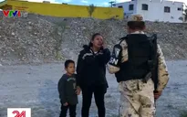 Người mẹ di cư khóc nức nở cầu xin lính Mexico cho vượt biên sang Mỹ