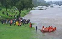 Ấn Độ giải cứu tàu chở khách mắc kẹt trong mưa lũ
