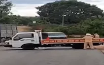 Vụ xe chở gỗ tông thẳng xe cảnh sát: Tài xế bị điều tra tội "giết người"