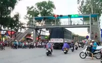 Giao thông tại Hà Nội gặp khó khăn do mưa lớn