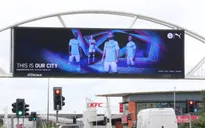 Manchester City quảng cáo đồng phục mới...ngay cạnh sân Old Trafford