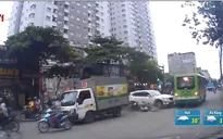 Ô tô con mất lái đâm hàng loạt phương tiện