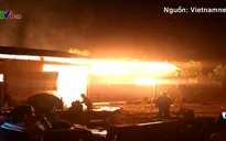Hà Tĩnh: Cháy lớn thiêu rụi kho chứa gỗ