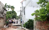 Hiện trường sụt lún làm nghiêng ngôi nhà 2 tầng tại Hà Nội