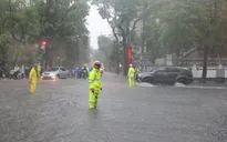 CSGT tập trung phân luồng giao thông, giúp đỡ người dân trong cơn bão số 2